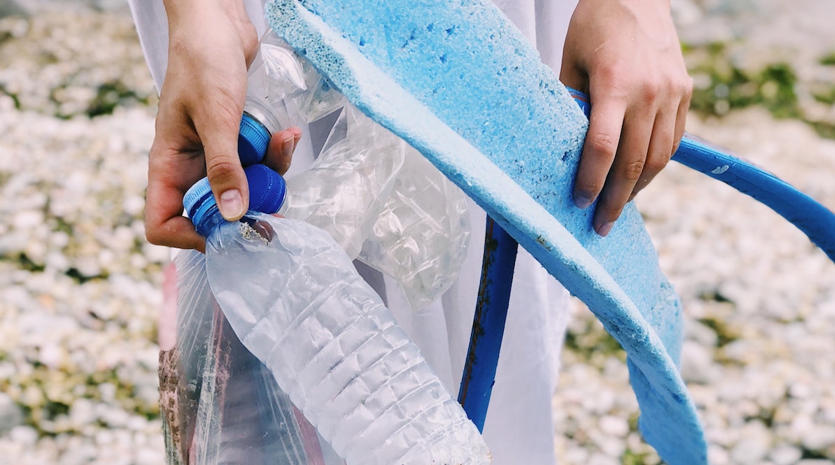 simple thoughtful ways to pay-it-forward in the new year – bottles environment clean-up