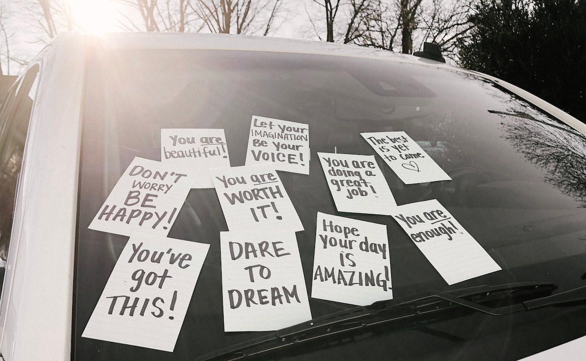 simple thoughtful ways to pay-it-forward in the new year – positive notes to pay it forward
