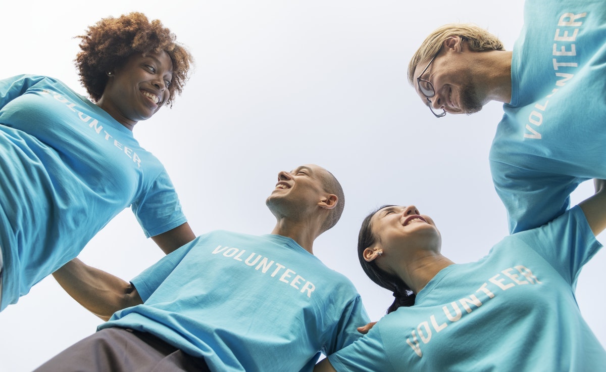 simple thoughtful ways to pay-it-forward in the new year – volunteers 