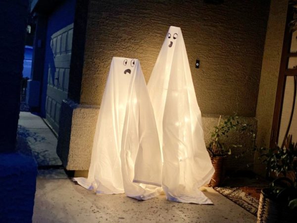 How to Turn Tomato Cages (Yes, Tomato Cages!) Into Cheap DIY Halloween Ghost Decorations