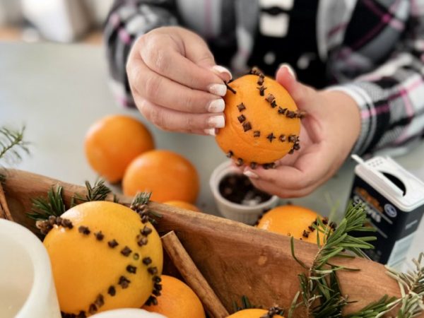 Make Orange & Clove Pomander Balls, Easy Holiday Throwback Craft!