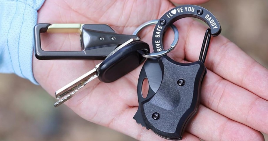 OOPERAY Keychain Knife:Box Cutter being held with keys by a man