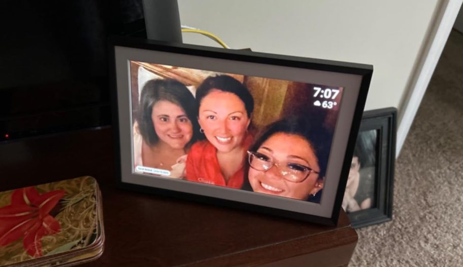 digital picture frame on tv stand