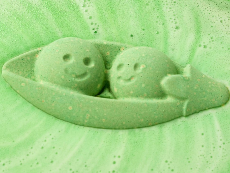 two peas in a pod bath bomb in green water