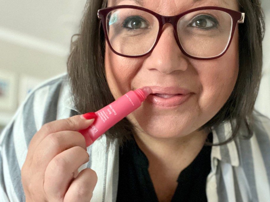 lina applying glowy lip balm